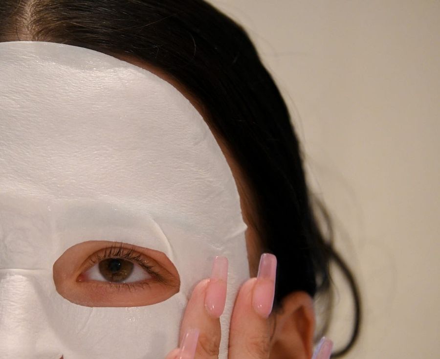 Stephy reviewing Vitalising Eye Mask