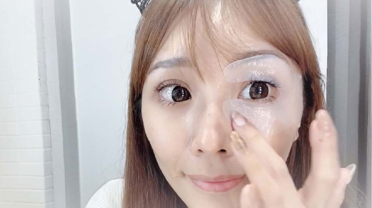 Stephy Ko reviewing Vitalising Eye Mask